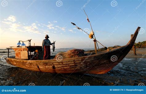  The Fishermen and Their Fantastic Catch!  A Malaysian Folk Tale Rich in Lessons About Greed and Humility